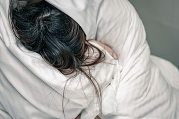 夜の静寂：悲しみと向き合う女性