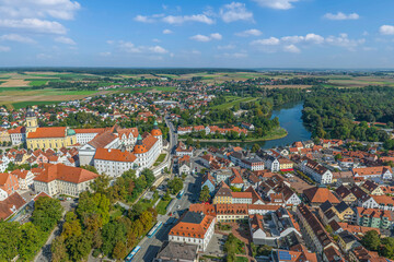 Fototapeta premium Sonniger Spätsommertag über der oberbayerischen Stadt Neuburg an der Donau