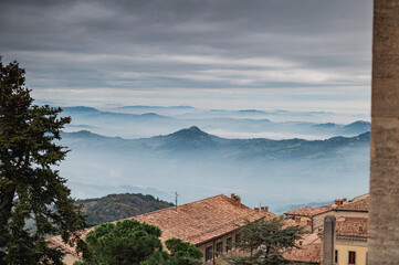 Vista mozzafiato delle montagne marchigiane di fronte a San Marino. C'è anche un pò di nebbia che...