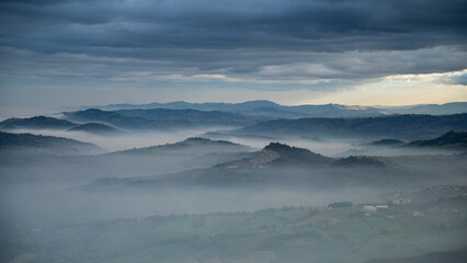 Vista mozzafiato delle montagne marchigiane di fronte a San Marino. C'è anche un pò di nebbia che da poesia e leggerezza all'ambiente