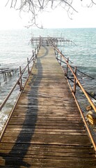 Obraz premium wooden bridge over the sea