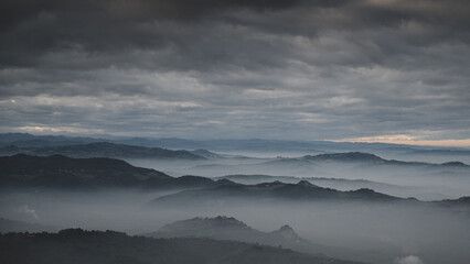 Vista mozzafiato delle montagne marchigiane di fronte a San Marino. C'è anche un pò di nebbia che...