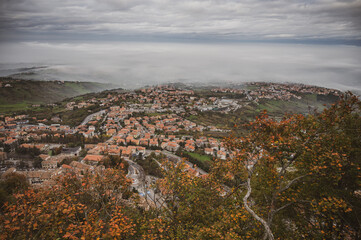 Vista mozzafiato delle montagne marchigiane di fronte a San Marino. C'è anche un pò di nebbia che da poesia e leggerezza all'ambiente