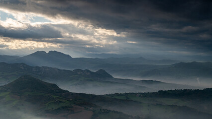 Obraz premium Vista mozzafiato delle montagne marchigiane di fronte a San Marino. C'è anche un pò di nebbia che da poesia e leggerezza all'ambiente