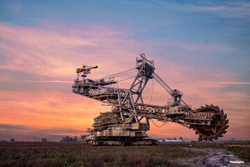 sprzęt górniczy koparka odkrywkowa kometa C/2023 A3 (Tsuchinshan–ATLAS) © Adrian