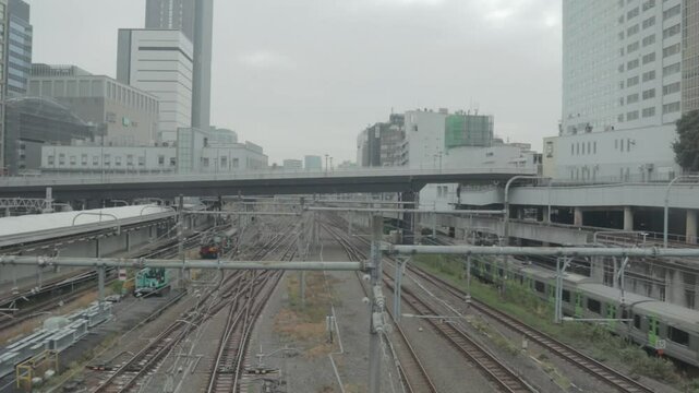 曇りの日の、東京の新宿駅の風景。