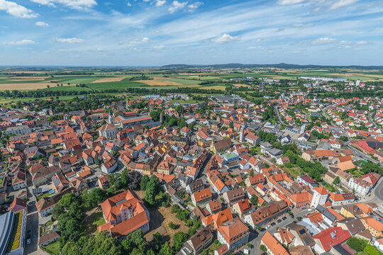 Sommerlicher Ausblick auf Uffenheim im westlichen Mittelfranken in Bayern