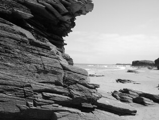 Playa de las Catedrales en Lugo (Galicia) tomada en blanco y negro