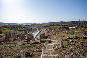 Obraz premium Rows of columns in Perge, Antalya, Turkey. Remains of colonnaded street in Pamphylian ancient city.Rows of columns in Perge, Antalya, Turkey. Ancient Kestros Fountain. Aksu, Antalya