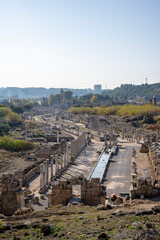 Obraz premium Rows of columns in Perge, Antalya, Turkey. Remains of colonnaded street in Pamphylian ancient city.Rows of columns in Perge, Antalya, Turkey. Ancient Kestros Fountain. Aksu, Antalya