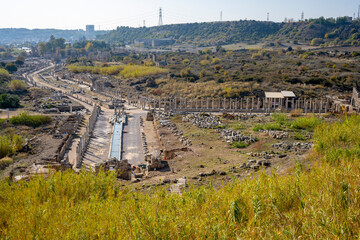 Obraz premium Rows of columns in Perge, Antalya, Turkey. Remains of colonnaded street in Pamphylian ancient city.Rows of columns in Perge, Antalya, Turkey. Ancient Kestros Fountain. Aksu, Antalya