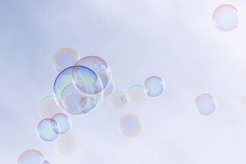 Blasen tanzen am Himmel