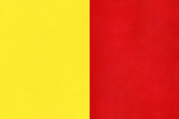 Obraz premium ザラザラした紙の黄色と赤色が半分に分かれた背景