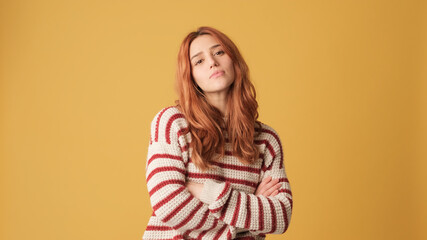Obraz premium Girl listens carefully and agrees in studio on yellow background