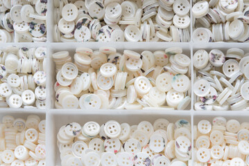 Hemdkn&ouml;pfe in Beh&auml;lter