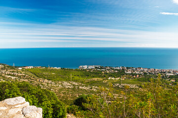 Blick auf die kleine spanische Stadt Alcossebre und das Mittelmeer