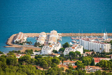 Blick auf den Yachthafen der kleinen spanischen Stadt Alcossebre am Mittelmeer