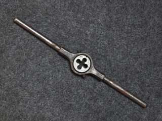 Angerostetes gebrauchtes Gewindeschneideisen für metrisches Außengewinde mit Schneideisenhalter (M12)