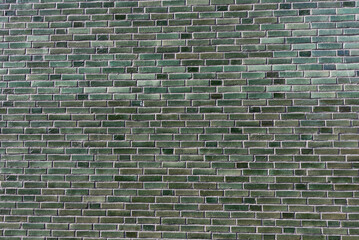 st&auml;dtische Ziegelwand in gr&uuml;n