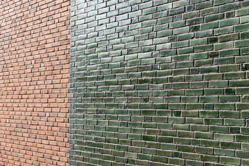 Ziegelwand in gr&uuml;n und braun