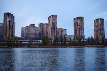 Obraz premium View of residential buildings and the river bank.
