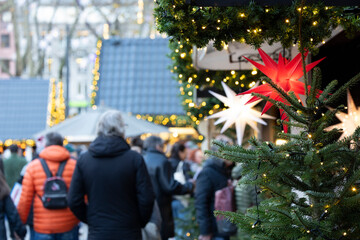 Obraz premium Besucher auf einem Weihnachtsmarkt