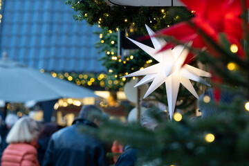 Besucher auf einem Weihnachtsmarkt