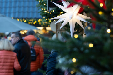 Menschen auf einem Weihnachtsmarkt