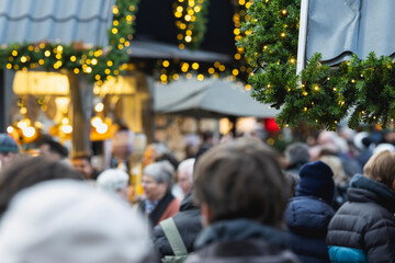 viele Menschen auf einem Weihnachtsmarkt