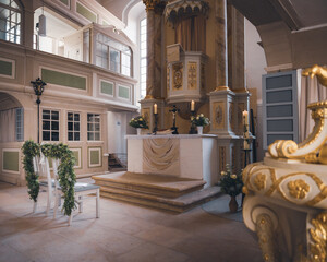 Kirche, Altar mit Hochzeits Dekoration #2