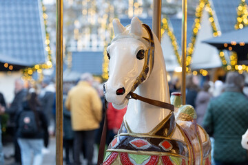 Karussell mit einem Pferd auf einem Weihnachtsmarkt