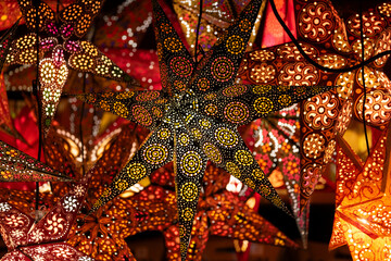 dekorative, leuchtende Sterne auf einem Weihnachtsmarkt