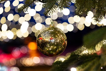 Christbaumkugel auf einem Weihnachtsmarkt