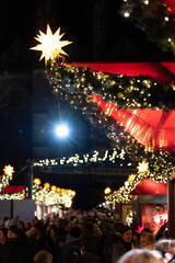 Obraz premium Besucher auf einem Weihnachtsmarkt am Abend