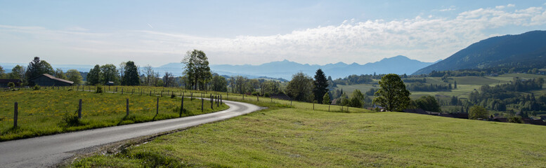 Fototapeta premium Panorama, Landschaft, Bayern, blauer Himmel, Berge, Wiesen, Wege, extra breites Bild, Breitbildformat 