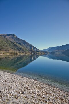 Lago di ledro da pieve in trentino in autunno
