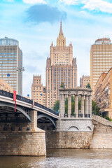 Naklejka premium Borodinsky Bridge and Ministry of Foreign Affairs of Russia main building in Moscow. Russia