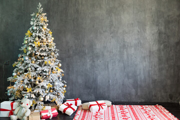 Fototapeta premium Christmas tree with gifts and garlands in the interior of the living room