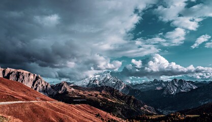 Naklejka premium Panoramic view of snow-capped mountains in the Dolomites in Italy.