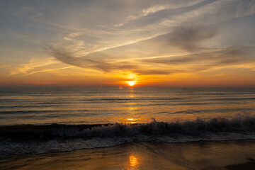 El amanecer dorado sobre el mar Mediterráneo, Guardamar del Segura, Alicante, España