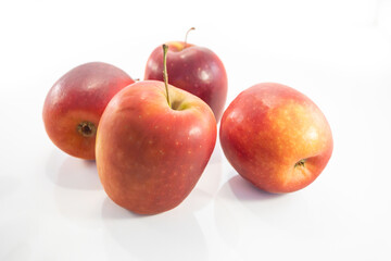 Braeburn Appel four pices  in white background