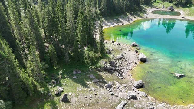 El Lago di Carezza (Dolomitas, ITalia), a vista de drone. 