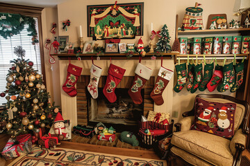 Naklejka premium Family gathers around a festive living room adorned with holiday decorations and stockings