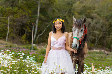Retrato de una mujer atractiva con vestido escotado junto a un caballo en el campo, alegría y...