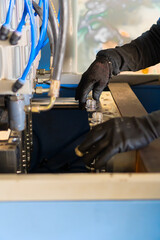 Trabajador fabricando botellas plasticas, worker manufacturing plastic bottle