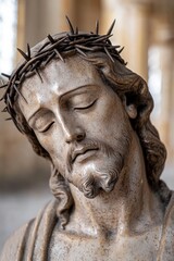 Obraz premium Weathered religious statue of a man with a crown of thorns