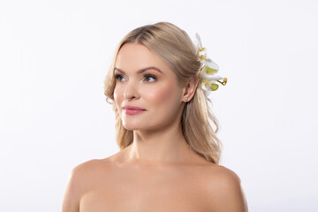 Naklejka premium An Elegant Model Featuring a Beautiful Floral Accent Along with a Stunning Sparkle Effect