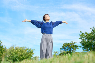 外で深呼吸する女性