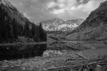 Fototapeta premium OCTOBER 2023, ASPEN COLORADO, USA - sunrise on Maroon Bells, Aspen Colorado in autumn color