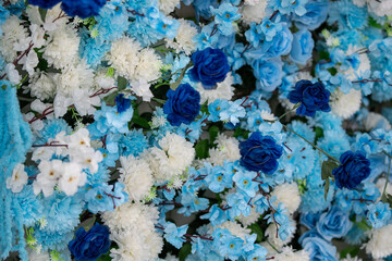 Naklejka premium Abundant bouquet of vibrant blue and white flowers, Stunning floral arrangement in natural light, Delicate and eye-catching wedding florals.